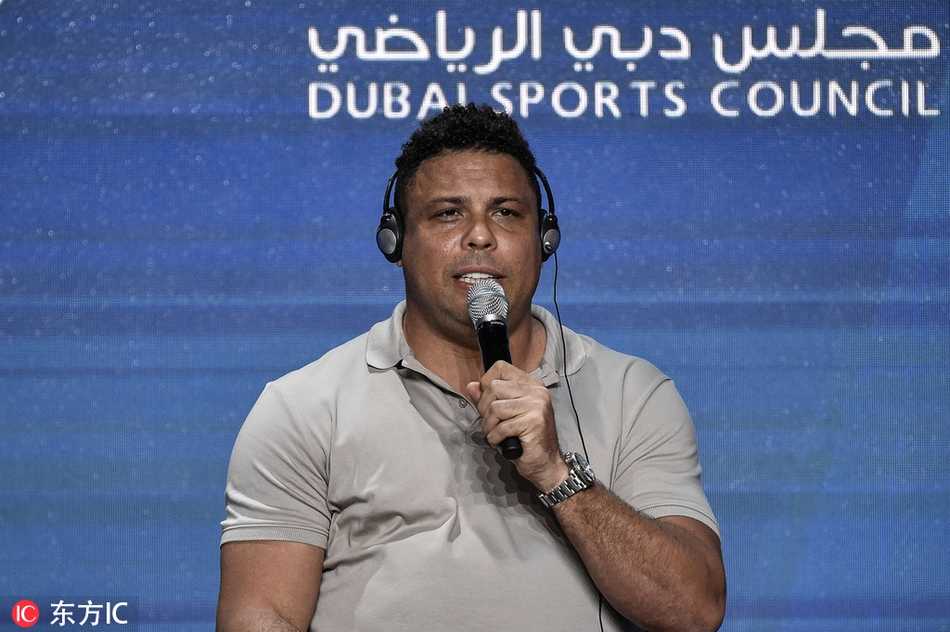 在迪拜国际体育大会的背景板前，两位传奇的身影交相辉映，他们用一场老朋友式的“贴面热聊”，为喧嚣的会场增添了一抹温情，也为世界足坛留下了一张值得永久珍藏的经典合影。