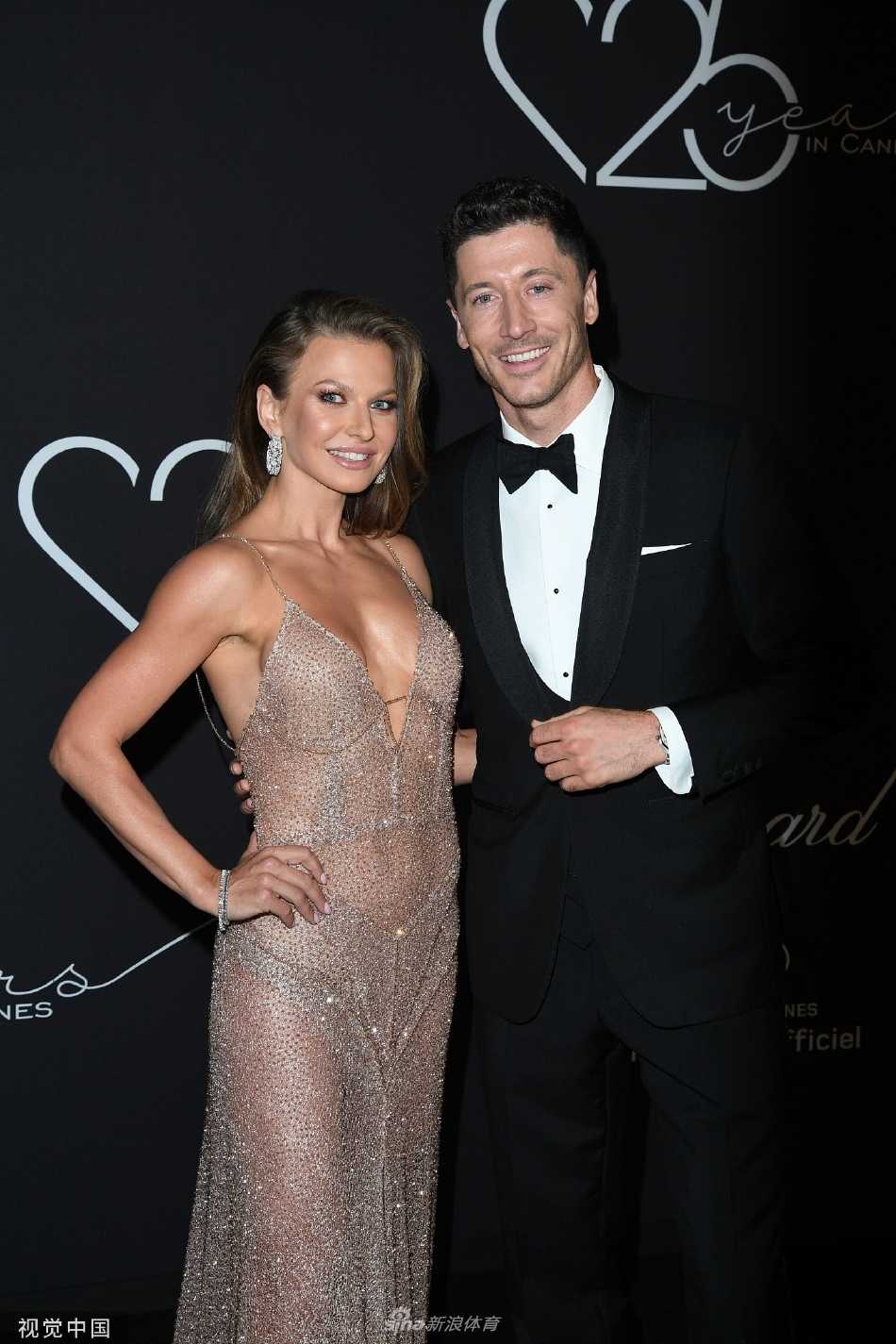 夫妻二人脸贴脸亲密合影，安娜闭眼微笑，莱万嘴角上扬，幸福与默契无需言表，流淌在每一寸空气里。