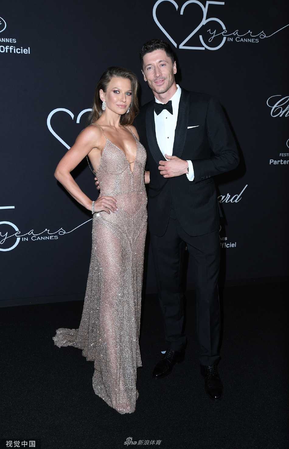 在人群环绕的活动现场，莱万与安娜紧紧相依，安娜轻靠在丈夫肩头，展现出无论身处何种喧哗，彼此即是宁静的港湾。