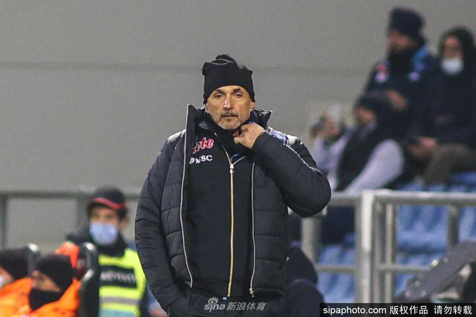 斯帕莱蒂在场边全神贯注指挥，眼神锐利如鹰，仿佛一切战术变化尽在掌握之中