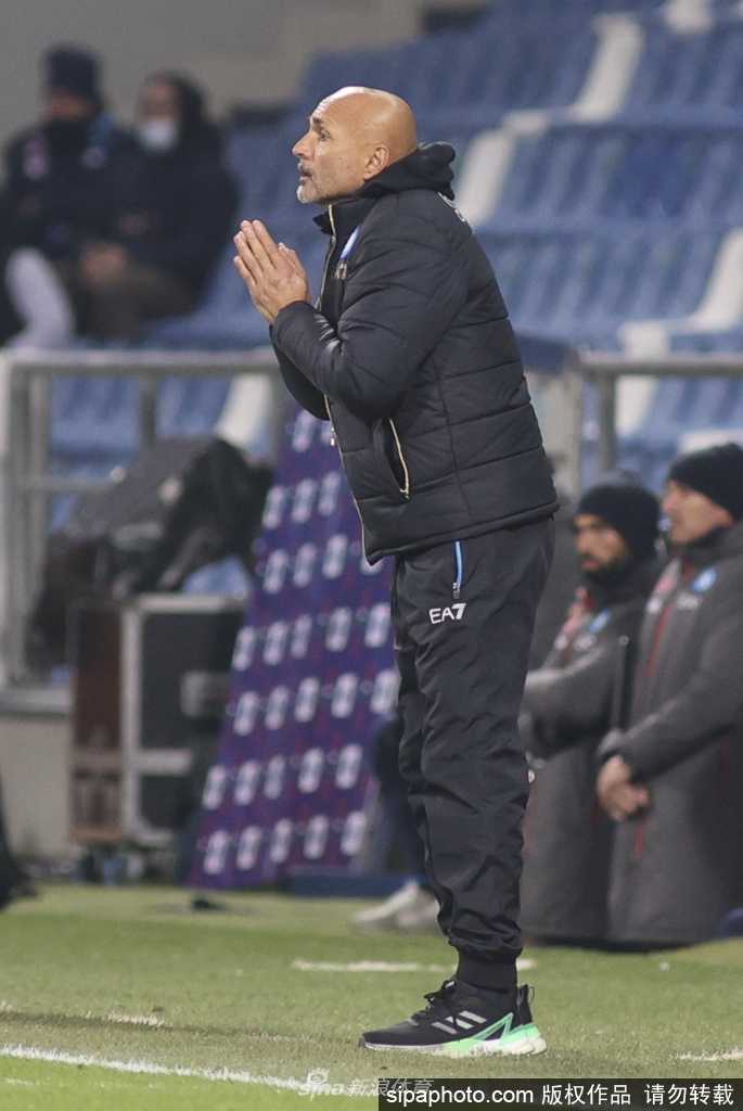 斯帕莱蒂与弟子们齐聚一堂，众人开怀大笑，更衣室里充满了信任与团结的温暖气息