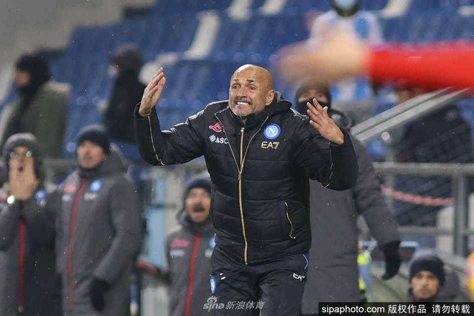 斯帕莱蒂站在场边双臂环抱，标志性的光头与深邃目光在球场灯光下显得格外坚毅而睿智