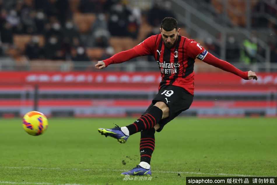 特奥·埃尔南德斯在比赛中带球疾驰，如一道红色闪电划破绿茵场，展现出其作为进攻型后卫的惊人爆发力。