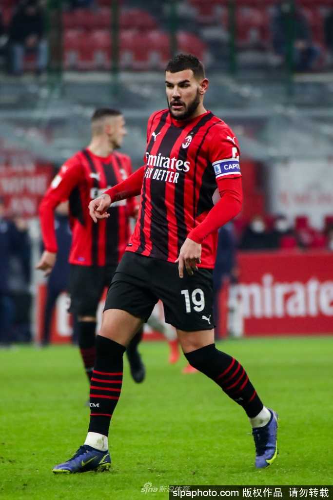 特奥进球后张开双臂激情庆祝，身后的队友飞奔而来，整个画面充满了力量与团队胜利的喜悦。