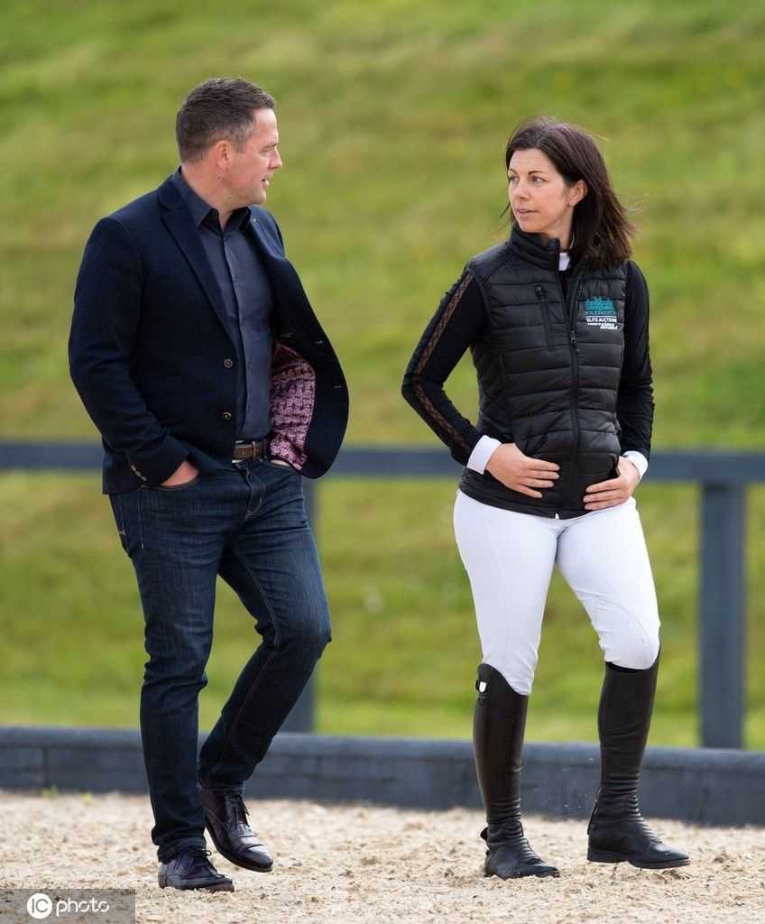 欧文饶有兴致地观察着一匹精致的马术盛装舞步用鞍，他神情专注，手指轻触鞍具，仿佛在聆听工作人员讲解其工艺与历史。