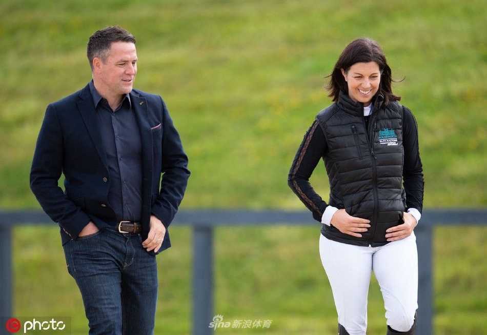 欧文手持一个精致的马术比赛冠军奖杯，在摄影师的指导下摆出姿势，他笑容灿烂，眼神中流露出对这份荣誉的尊重与赞赏。