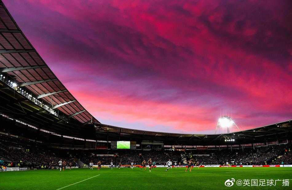 夕阳的余晖如碎金般洒落在宽阔的球道上，远处山峦的剪影与近处草坪的暖色交织，构成一幅静谧而壮阔的油画。