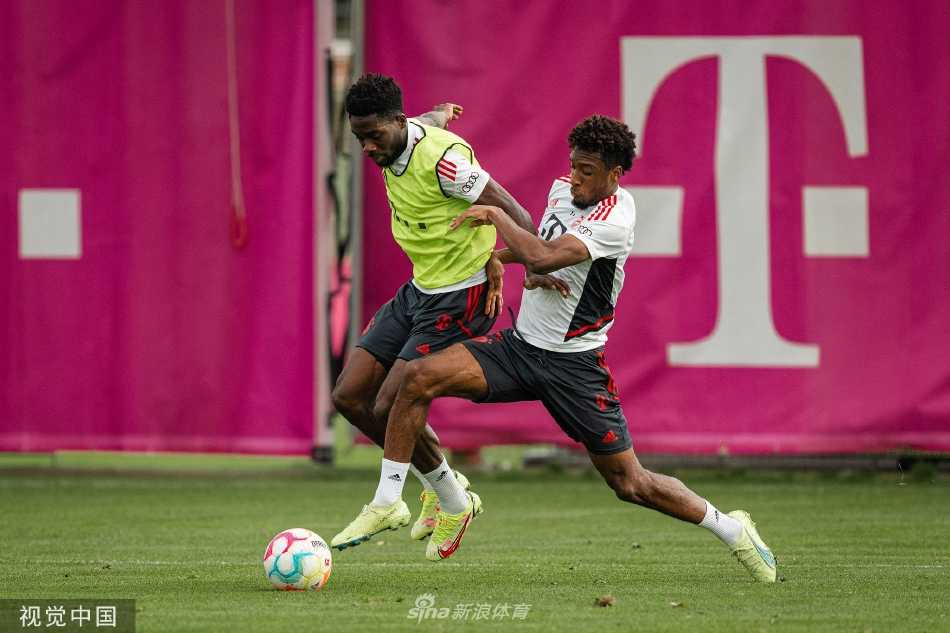 拜仁众将围成一圈进行赛前战术部署，主教练正在中央激昂讲解，全队神情专注，战意昂扬。