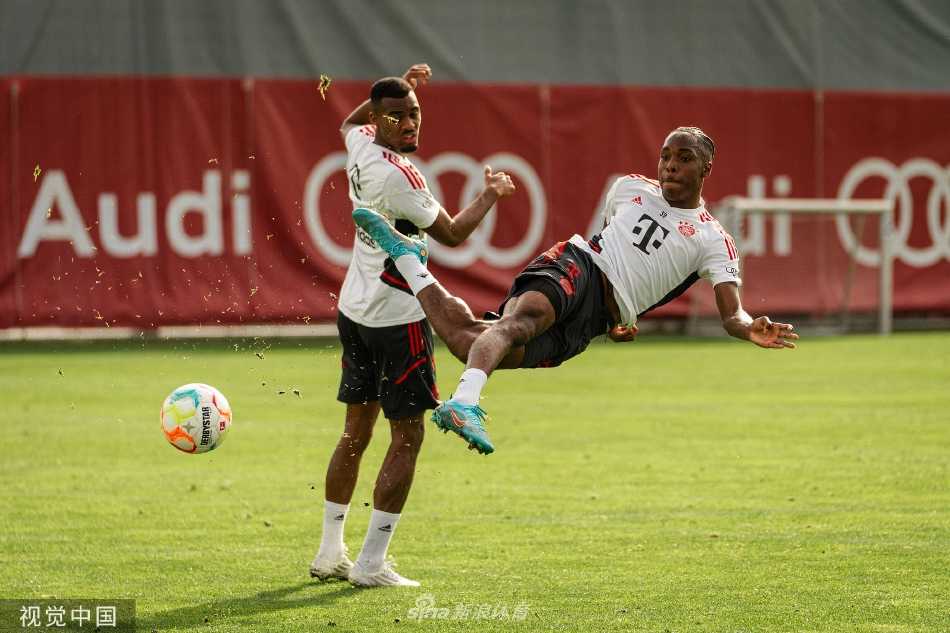 球员在对抗练习中高高跃起，力压对手争顶头球，展现出卓越的制空能力和强硬的比赛态度。