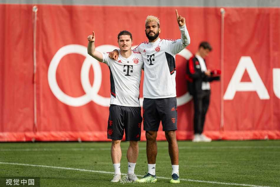 前锋在训练中高速启动，瞬间摆脱防守球员的盯防，展现出惊人的爆发力和突破技巧。