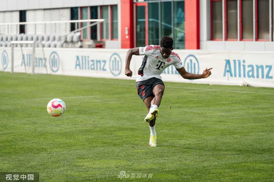 球员主罚任意球瞬间，皮球划出一道优美的弧线越过人墙，直指球门死角，展现精湛脚法。