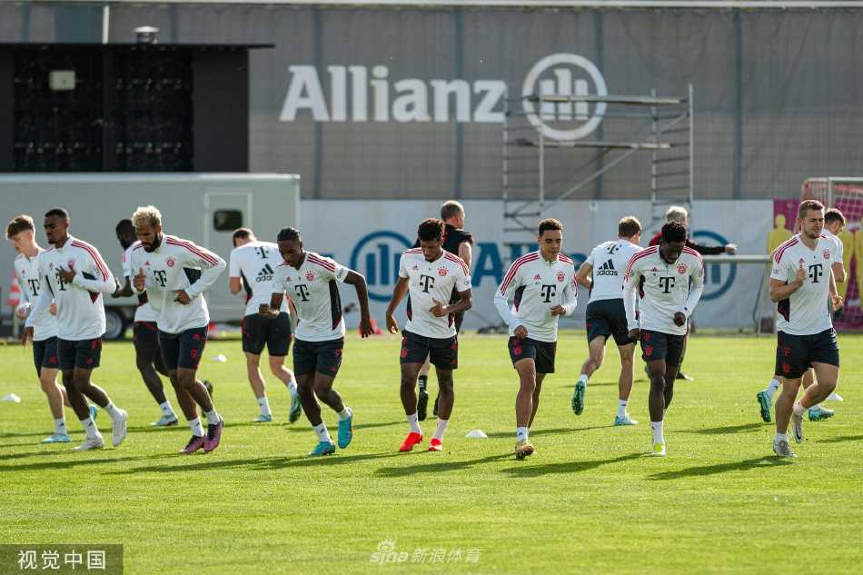 守门员飞身侧扑，单掌将一记势大力沉的射门拒之门外，动作舒展而果断，彰显门线技术。