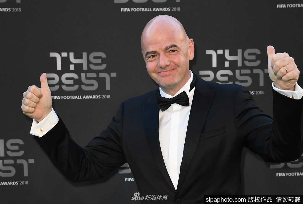 空旷的体育场看台上，色彩鲜明的座椅空无一人，巨大的电子记分牌漆黑一片，仿佛在无声地诉说着疫情之下足球世界停摆的寂静与萧条。