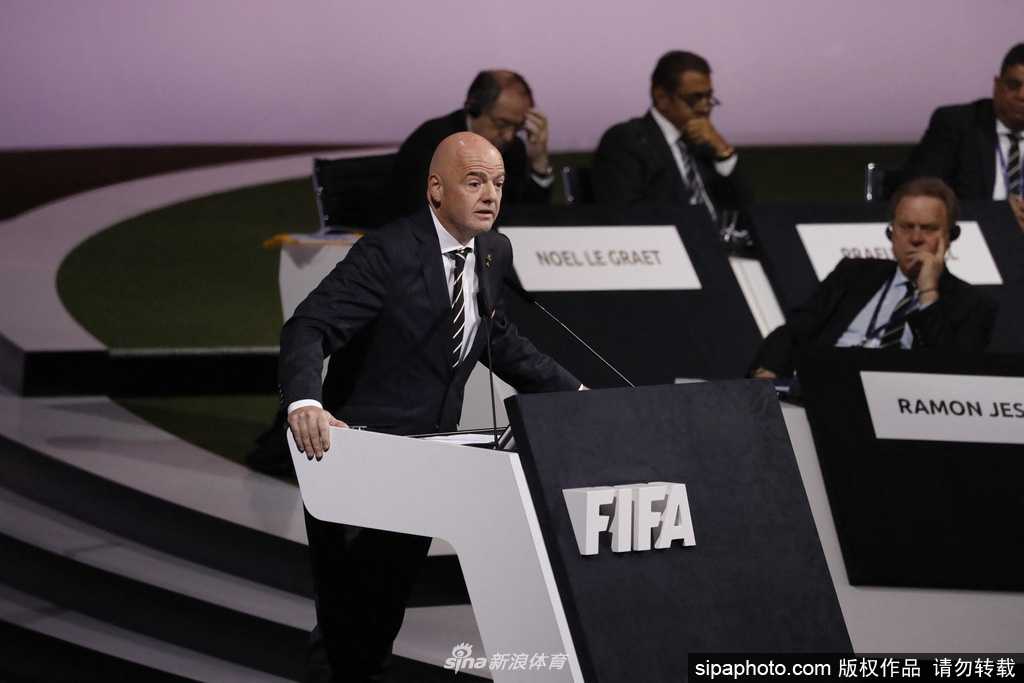 绿茵场的草坪修剪得格外整齐，但场边用于替补席的座椅却被塑料布严密覆盖，教练席空空荡荡，仿佛一场本该开始的比赛被永远按下了暂停键。