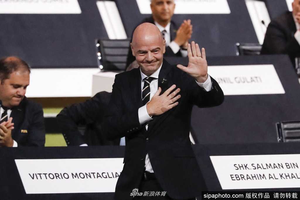 训练场边的战术板被孤零零地遗弃在草地上，上面依稀可见画过的战术线条已被雨水冲刷模糊，如同当时被病毒扰乱得毫无头绪的足球赛季。