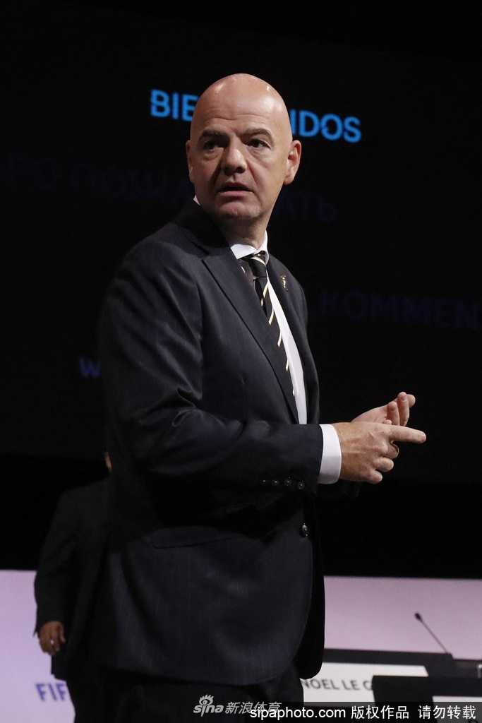 一个被遗忘在空荡看台上的足球，静静地靠在座椅下方，阳光将它的一半染成金色，仿佛在耐心等待着孩子们归来，重新将它踢向蓝天。