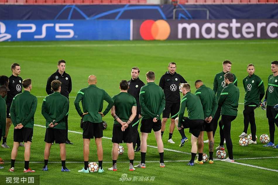 夕阳的余晖勾勒出球员们拉伸放松的剪影，高强度的备战日落下帷幕，但心中的战火却为明天的决战愈燃愈烈。