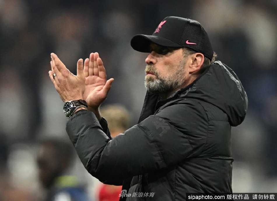 克洛普在巴黎欧冠决赛场边，神情专注且凝重，他紧盯着赛场，仿佛试图用目光扭转战局，身后是无数红军球迷的期待与喧嚣。