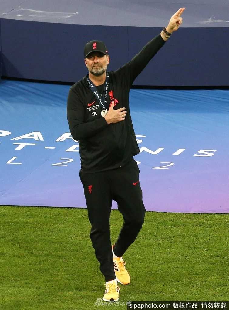 克洛普赛后安慰弟子马内，两人在喧闹的球场边低头私语，主帅的手搭在爱将肩上，传递着无声的支持与共担失落的深情。