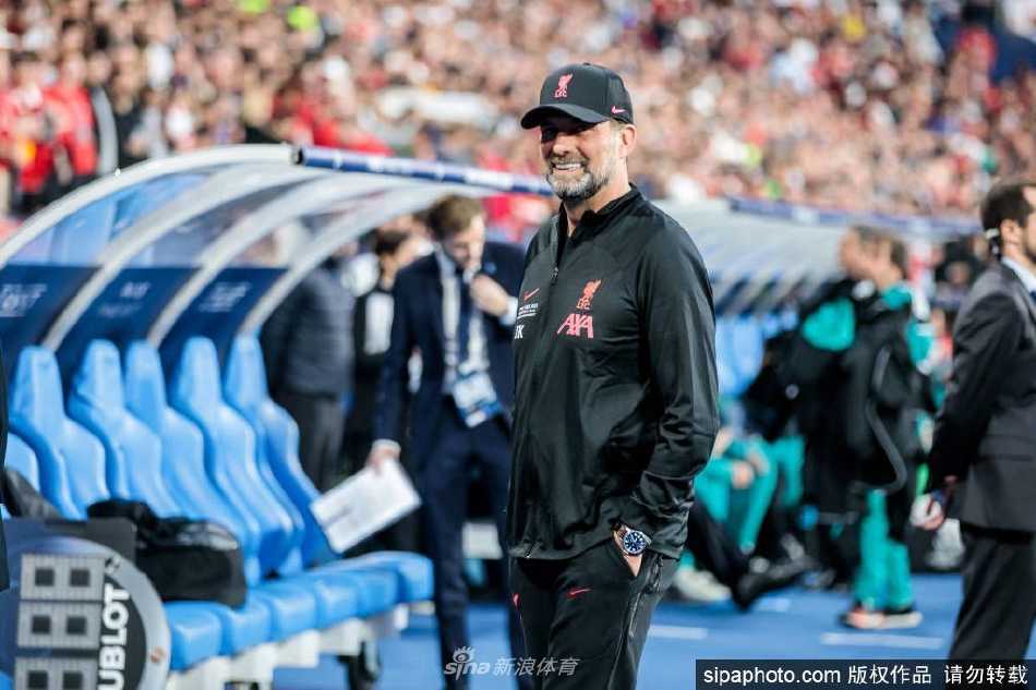 皇马众将在璀璨的烟花与漫天飞舞的彩带中高举冠军奖杯，白色球衣在辉煌的灯光下格外耀眼，与背景中落寞的红色看台形成鲜明对比，定格了足球世界的冰火两重天。