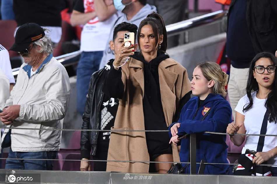 镜头捕捉到她展露明朗笑容的瞬间，宛如驱散竞技体育紧张气氛的一缕阳光，温暖而富有感染力。