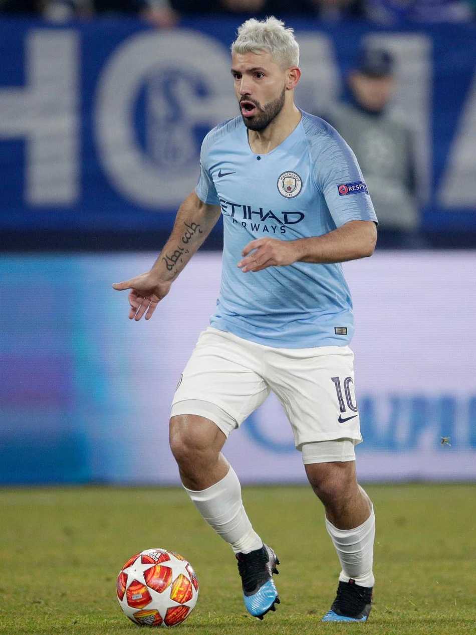 球员后颈位置文着一个卡通形象，色彩鲜艳，与他硬朗的外形形成有趣的反差萌