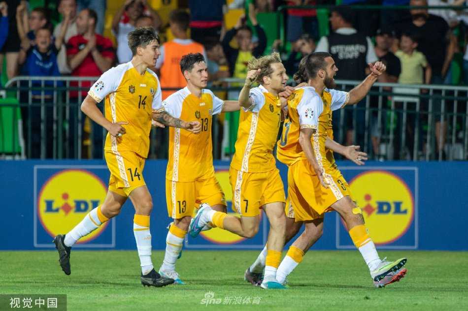 波兰球星莱万多夫斯基破门后张开双臂咆哮庆祝，尽显王者霸气