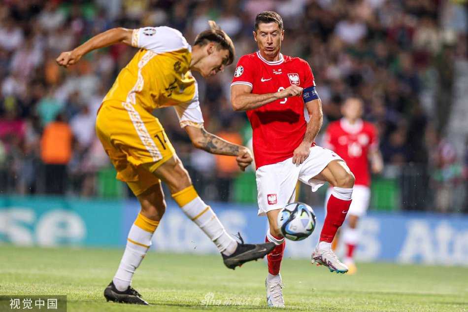 摩尔多瓦球员激情相拥庆祝绝杀进球，身后是难以置信的波兰球员落寞背影