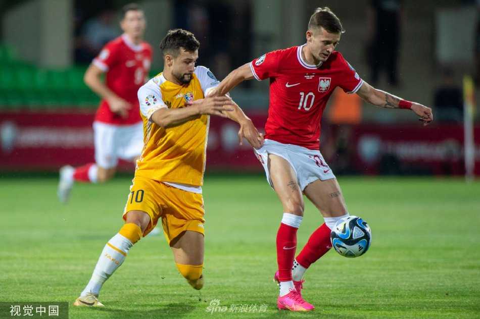 摩尔多瓦前锋尼库莱斯库起脚远射破门瞬间，皮球如出膛炮弹般飞向球门