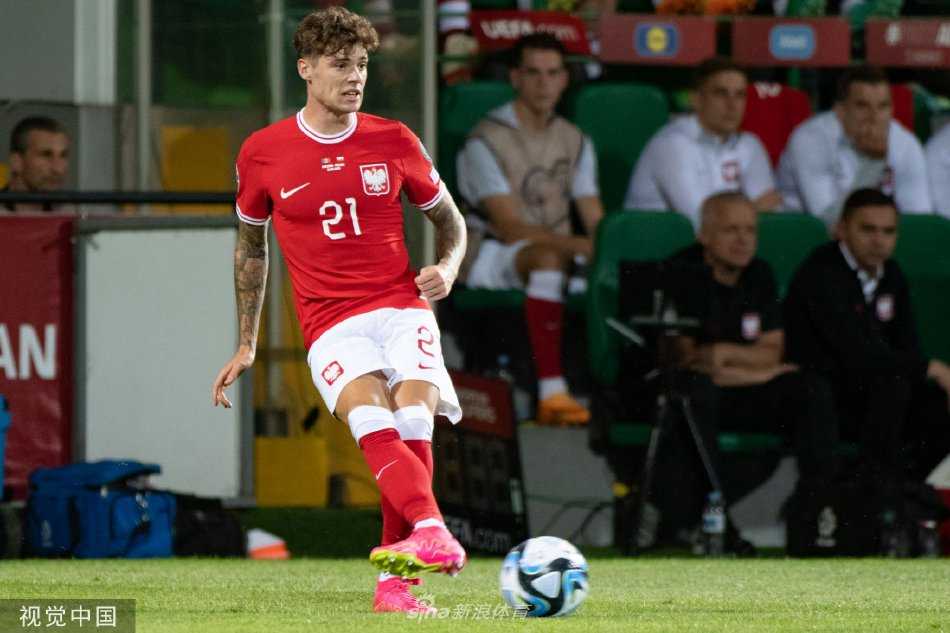 终场哨响，摩尔多瓦全队簇拥在一起仰天怒吼，将主帅抛向空中庆祝史诗胜利