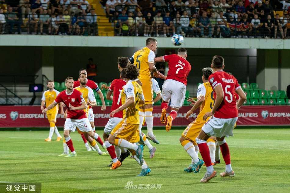 摩尔多瓦球员巴博格洛高高跃起力压防守，头球绝杀瞬间引爆全场