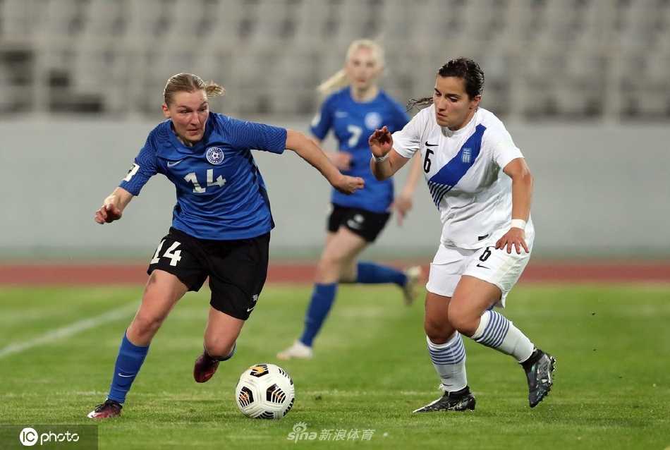 爱尔兰队长凯蒂·麦凯布在瑞典后卫的围堵下奋力突破，她坚毅的眼神预示着比赛的不凡。