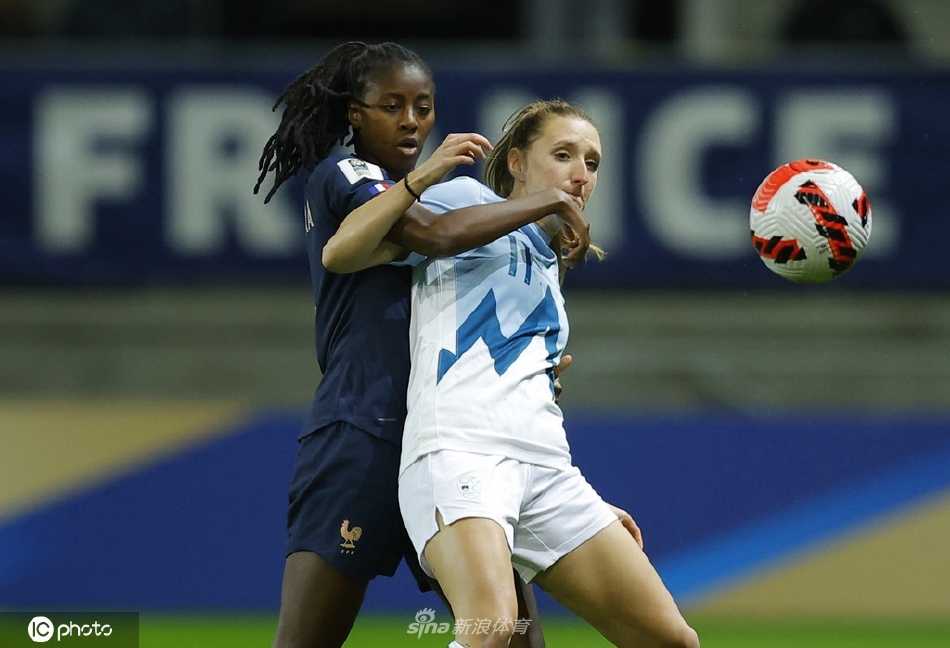 爱尔兰门将考特尼·布罗斯南飞身侧扑，指尖堪堪将对手一记势在必得的远射托出横梁，力保球门不失。