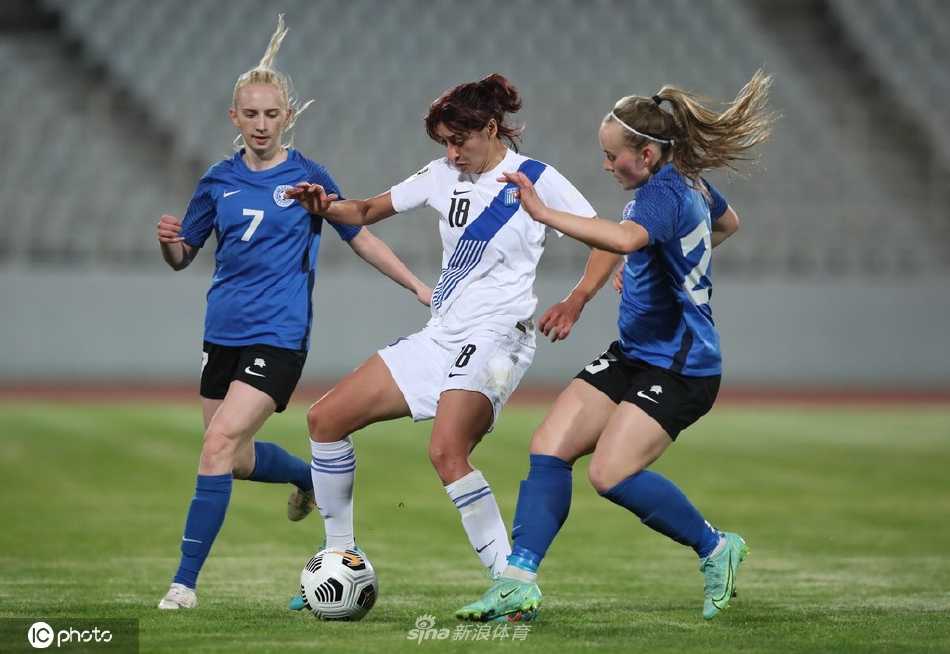 瑞典队球星科索瓦雷·阿斯拉尼拔脚怒射，皮球如出膛炮弹般直挂死角，这一进球瞬间点燃了全场球迷的激情。