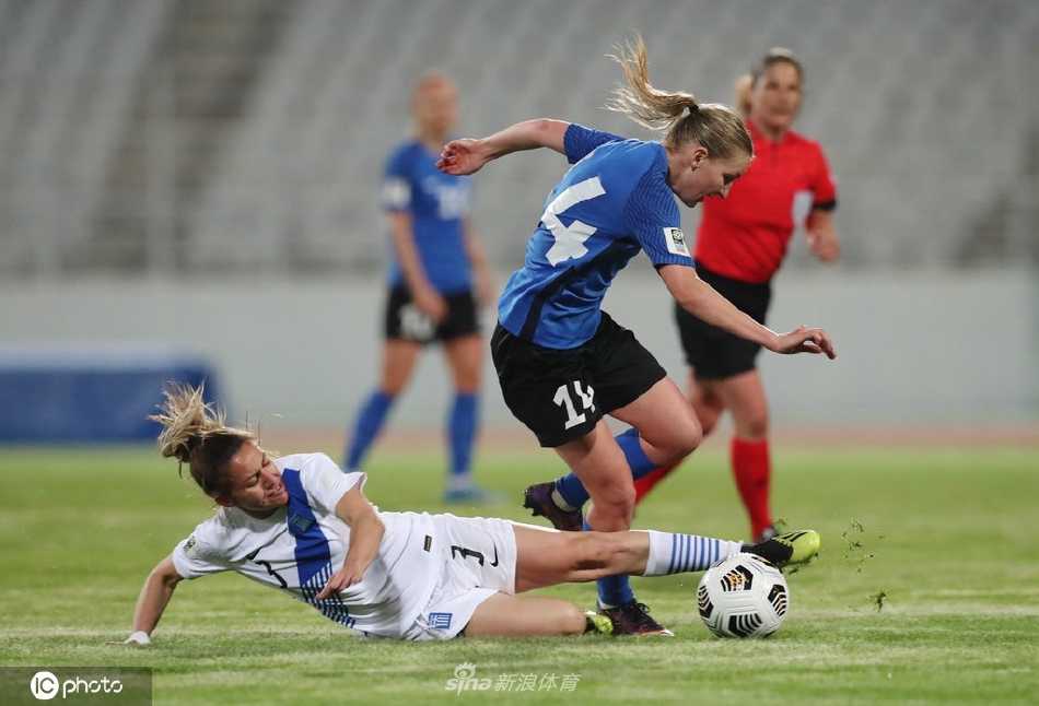 赛后，精疲力尽的爱尔兰球员紧紧拥抱在一起，汗水与笑容交织，她们用钢铁般的意志铸就了队史一个值得铭记的夜晚。