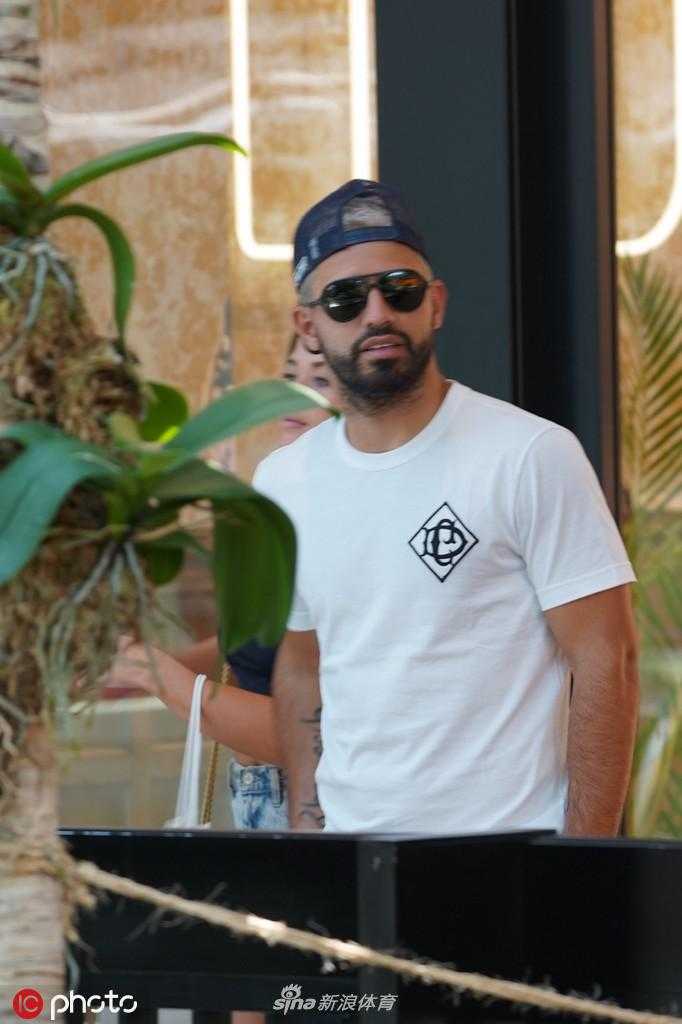 索菲亚挑选商品时，阿奎罗耐心陪伴在侧，偶尔给出自己的建议，男友力十足，这一幕堪称爱情与奢侈品的完美定格。