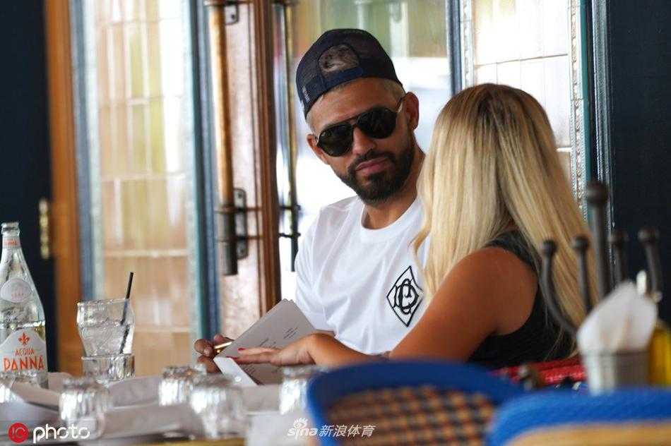 购物成果颇丰，阿奎罗与女友手提多个奢侈品购物袋，行走在迈阿密街头，仿佛一对最平常不过的时尚情侣，享受着属于他们的二人世界。