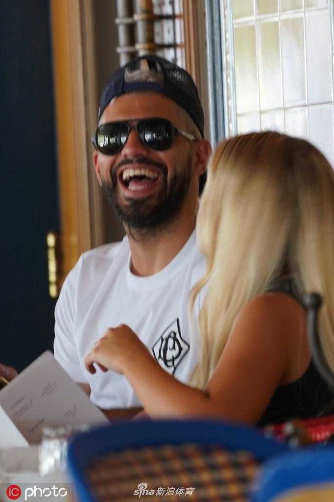 阿奎罗拎着满载而归的奢侈品袋，脸上洋溢着满足的微笑，这笑容与他在球场上进球后的庆祝同样灿烂，只不过此刻的战场从绿茵场转移到了商场。