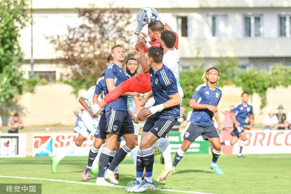 波尔多门将飞身跃起，单掌将对手一记势大力沉的射门托出横梁，力保球门不失