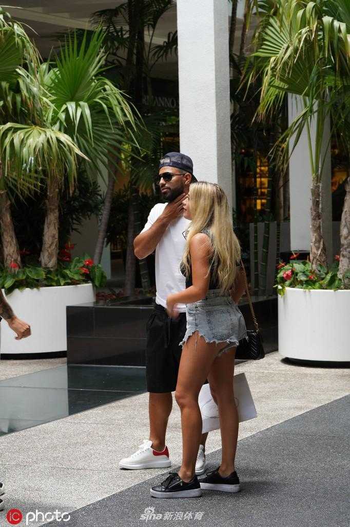 购物结束，两人手中提满了“战利品”，阿奎罗步伐轻快，显然对今天的收获颇为满意，身旁的女友也是笑意盈盈，完美诠释了“血拼”带来的快乐。