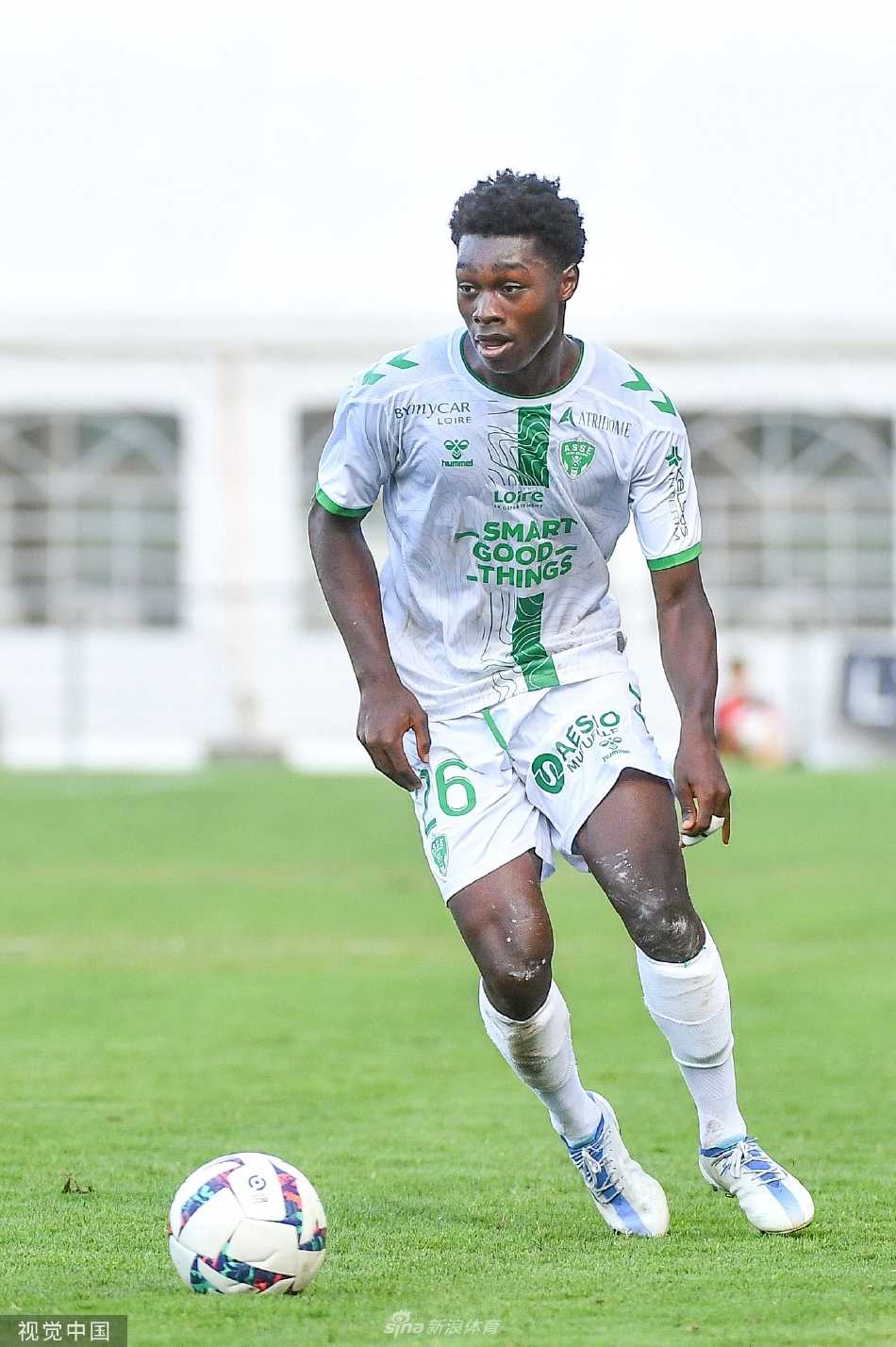 圣埃蒂安球员主罚角球，禁区内双方球员激烈卡位争抢，瞬间气氛紧张