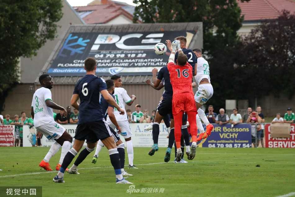 波尔多球员突破后起脚劲射，足球如出膛炮弹般直飞球门死角