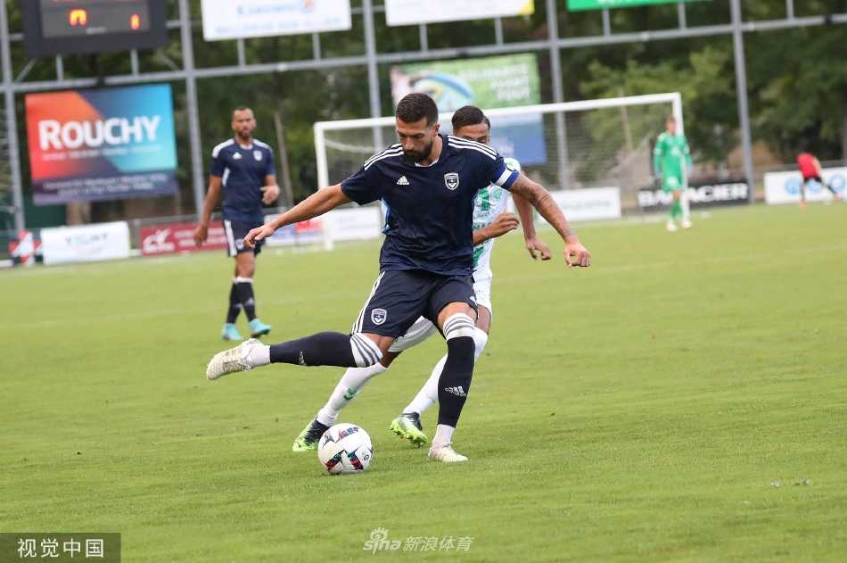 双方中场球员为争夺球权正面碰撞，展现了足球运动中的力量与拼搏精神