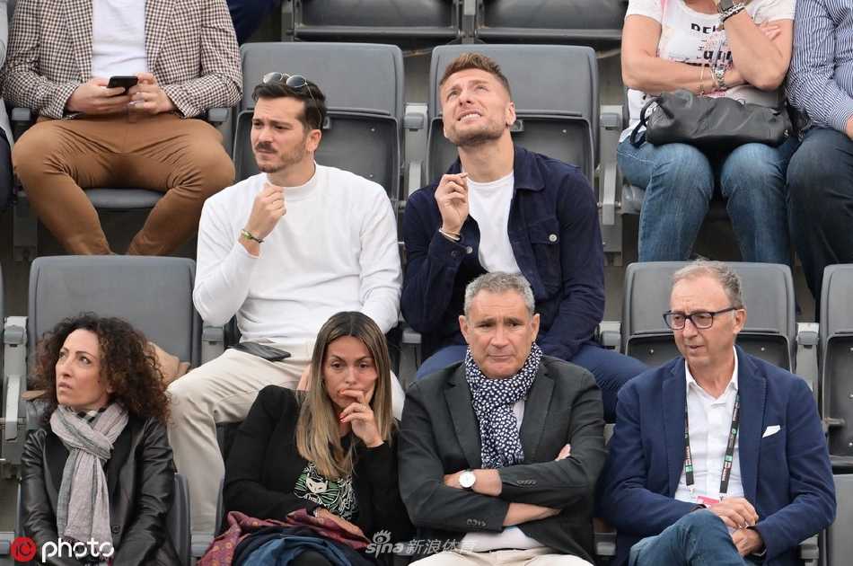 弗格尼尼在比赛中奋力挥拍击球，肢体语言充满力量，主场观众的支持仿佛能透过画面感受到。