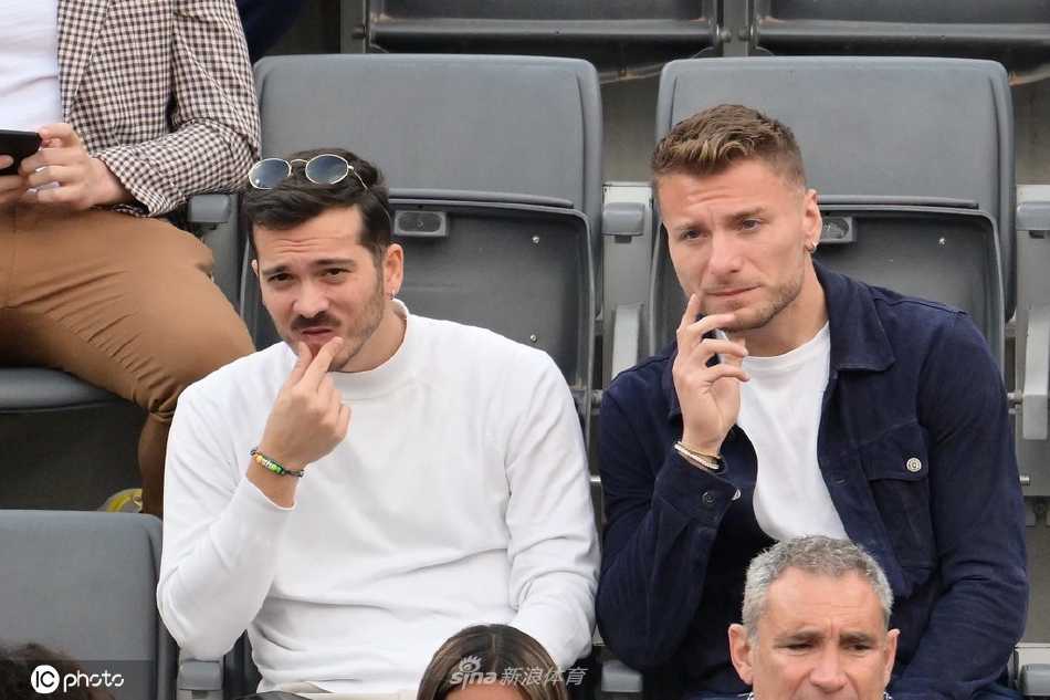 因莫比莱身着休闲装，神情专注地望向罗马大师赛的赛场，仿佛正在分析比赛的每一次回球。