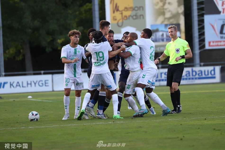 比赛结束后，双方球员相互握手致意，体现了友谊第一比赛第二的体育精神