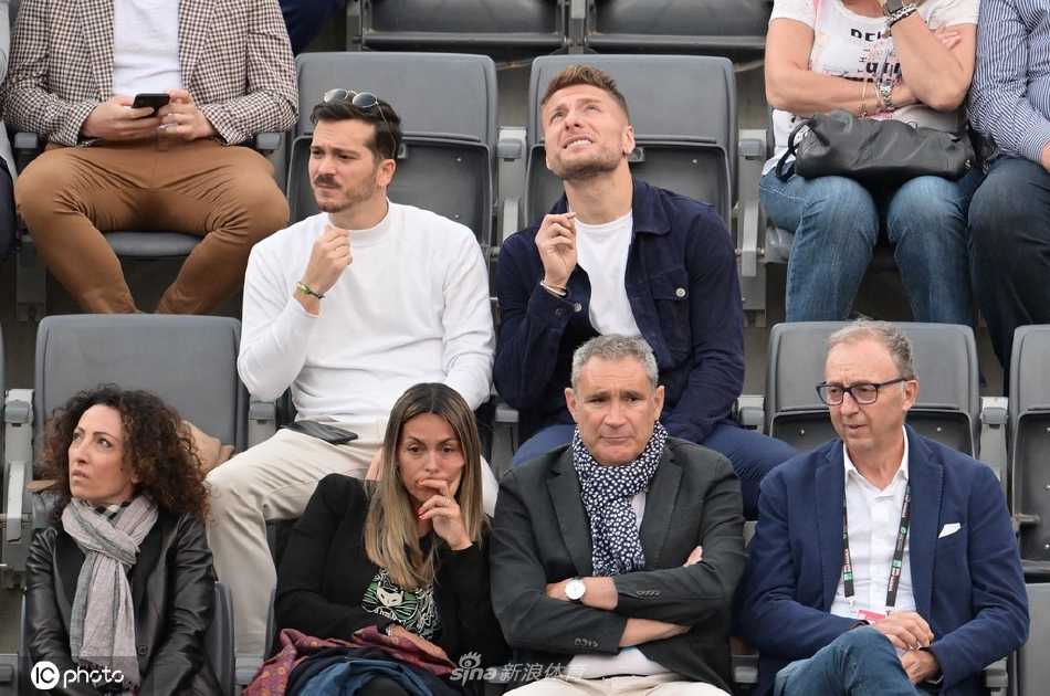 比赛紧张进行时，因莫比莱身体微微前倾，目光紧紧锁定飞行的网球，完全沉浸在比赛氛围里。