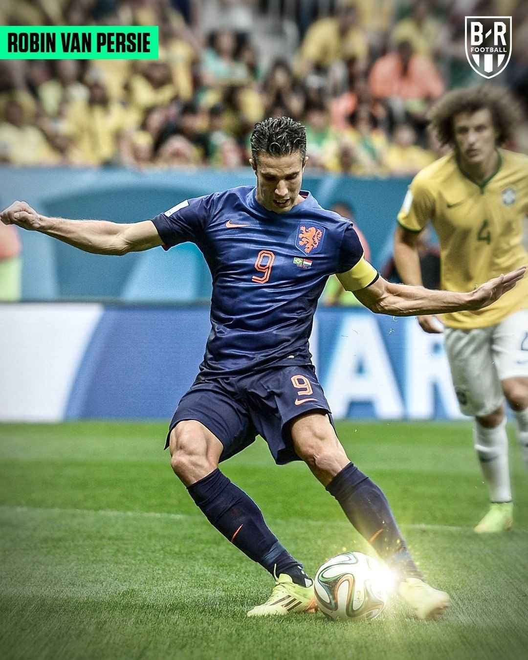 罗伯特·卡洛斯轰出违背物理学的外脚背任意球，皮球划出诡异弧线直奔死角