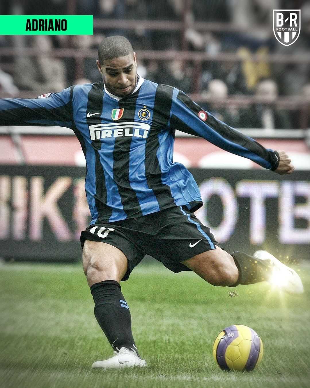 梅西在多人包夹下轻巧地左脚挑射，足球划出抛物线越过门将指尖