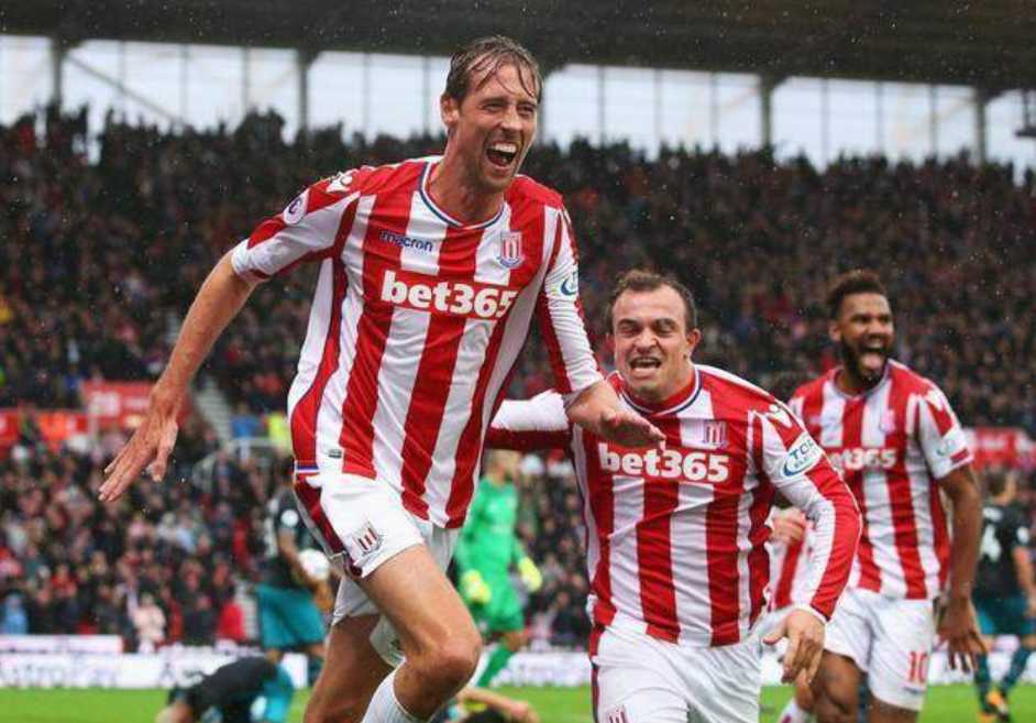 尤文时期队友本特纳温柔抚摸乔文科头顶，乔文科仰头配合，两人身高差距巨大，画面充满温馨与喜感